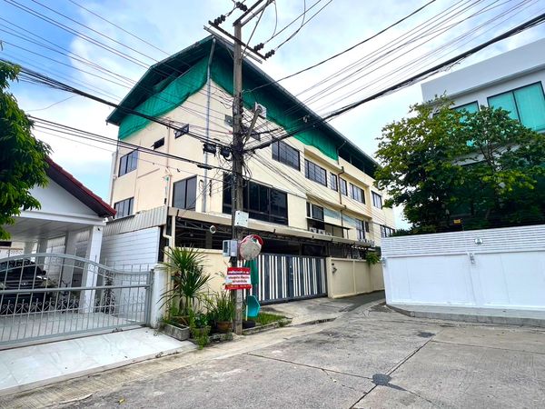 บ้านโมเดิร์น หลังเซ็นทรัล แจ้งวัฒนะ มีอ่างอาบน้ำทุกห้องนอน พื้นที่ใช้สอยเยอะมาก ทำออฟฟิศได้ 