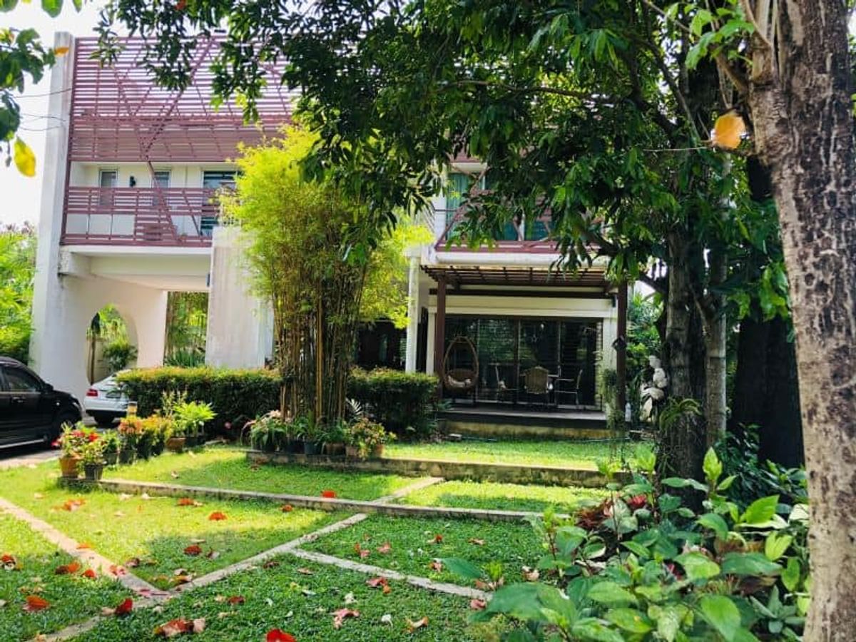 Big detached house for sale 200 sq.w. Liab Khlong Thawi Watthana