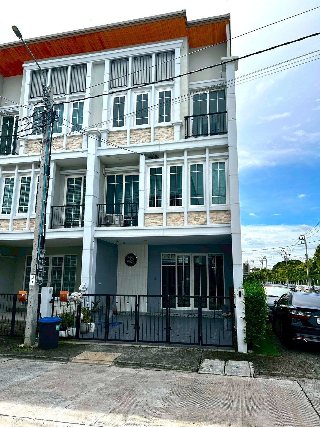 Townhome suitable for office use, very convenient parking, corner unit, 3 stories, with office space. 