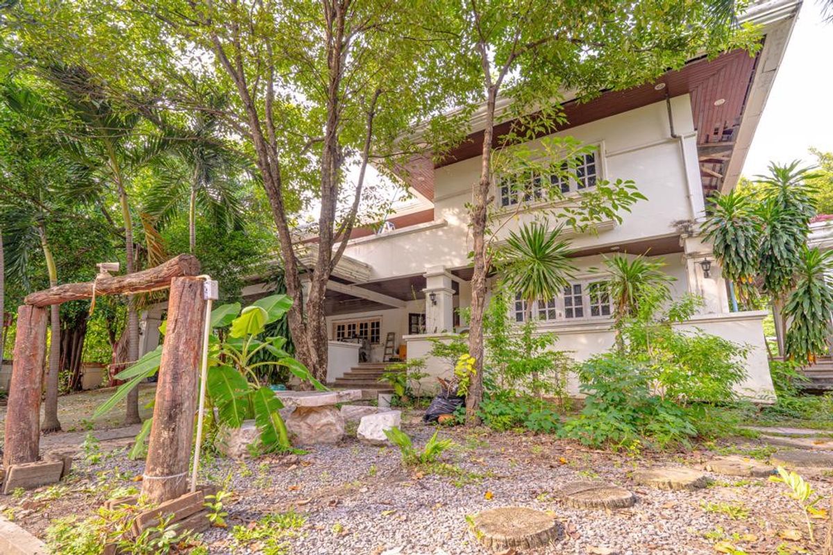 Land for sale with buildings Chaloem Phrakiat Rama 9 Road, Soi 62 Land for sale with buildings Chaloem Phrakiat Rama 9 Road, Soi 62
