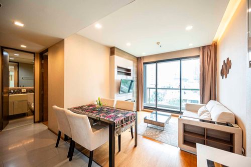 2 bedrooms, pool views and MahaNakhon Building