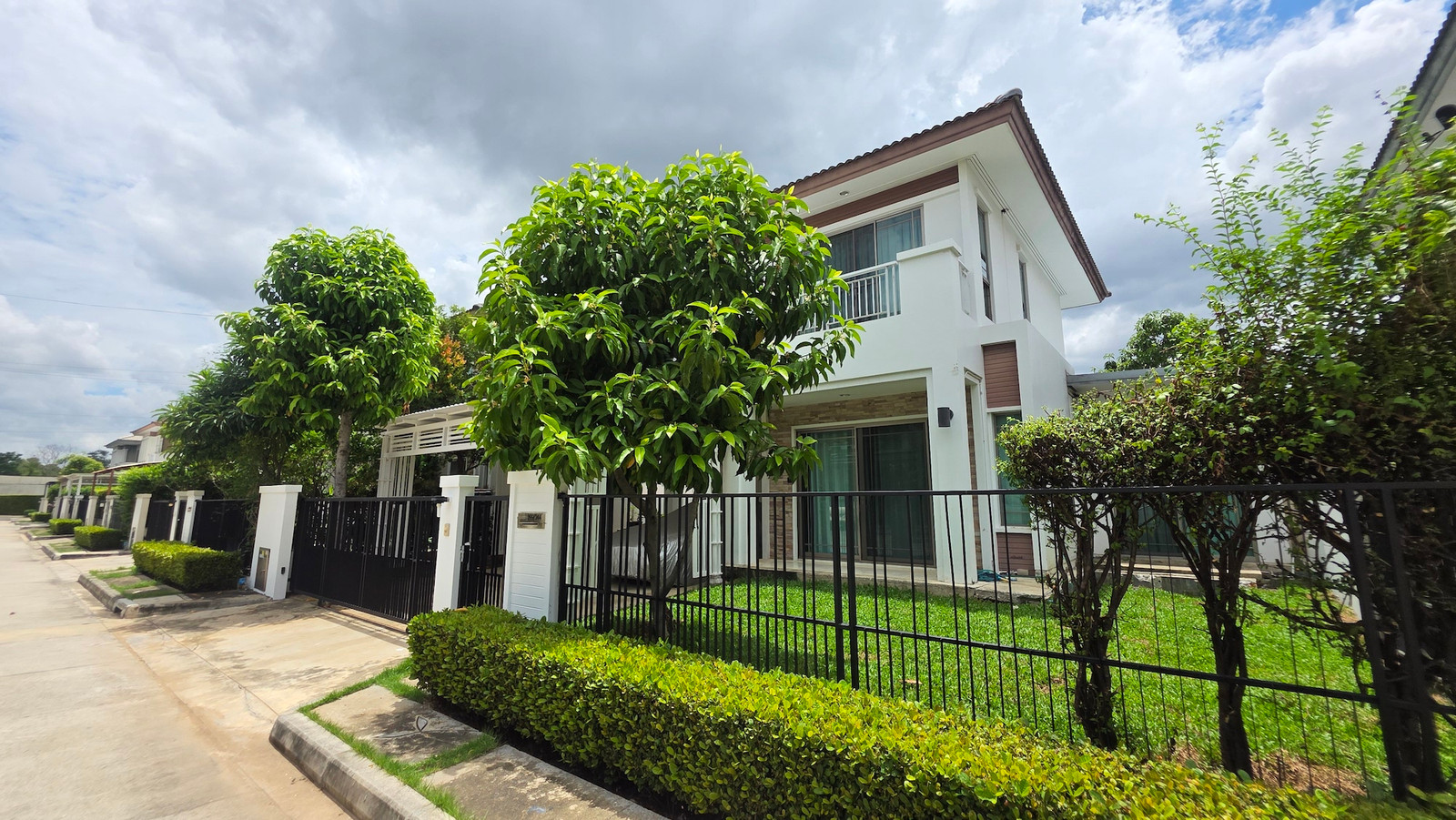 ขายด่วน  สนใจต่อรองได้ บ้านสวย 2 ชั้น โครงการ มัณฑนา เลค วัชรพล โซนด้านหน้าทะเลสาป  สภาพใหม่ สวย ดูแลอย่างดี