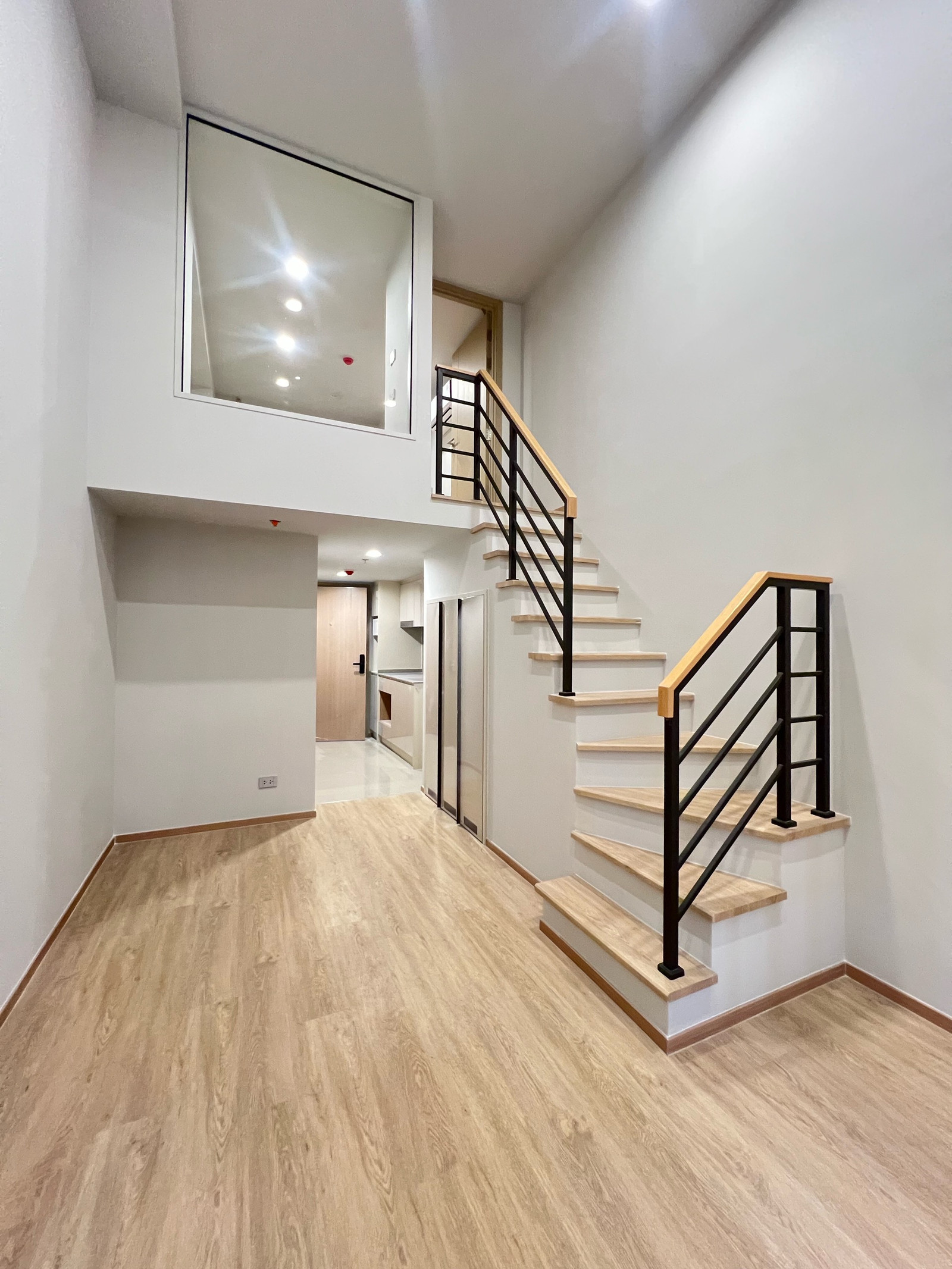1 bedroom, beautiful position, high floor, 20+, all rooms, near MRT Sam Yan and BTS Sala Daeng Tel. 062-339-3663
