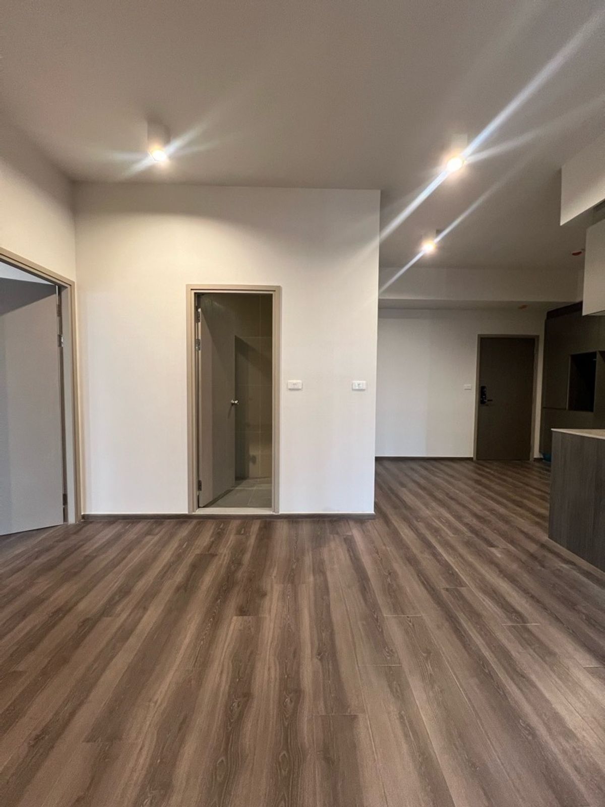 Urgent sale, hot price, 2 bedrooms, corner room 61.39 sqm. Ideo Rama9 Asoke near MRT Rama 9. Interested. 062-339-3663