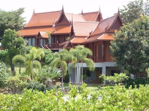 📢👇 ที่ดินแปลงงามบนเนินเขาสูง พร้อมเรือนไทยหมู่หรูหรา สง่างาม ท่ามกลางธรรมชาติอันเงียบสงบ โอกาสพิเศษสำหรับผู้ที่มองหาทั้งความสงบส่วนตัวและศักยภาพในการพัฒนา ที่ดินแปลงนี้เหมาะอย่างยิ่งสำหรับเป็นบ้านพักตากอากาศ รีสอร์ท พร้อมโฉนดครุฑแดง พร้อมโอนทันที