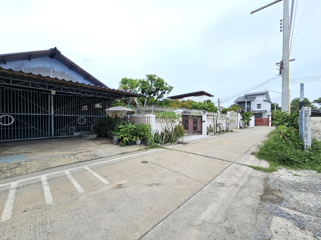 Land for sale with warehouse, 100 square wah, in Pathum Thani city center, near the main Nonthaburi-Bang Bua Thong road. Lowest price.
