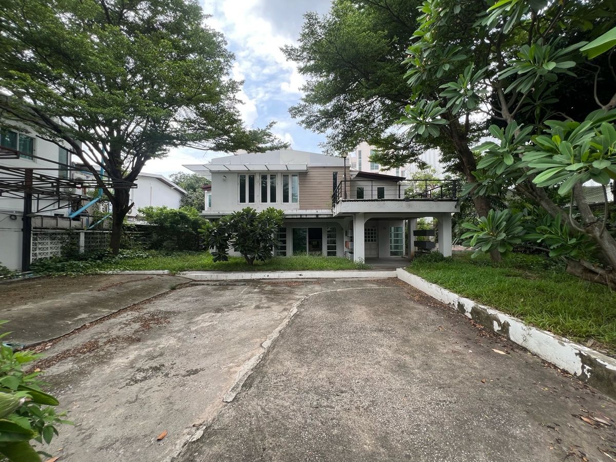 Rent a detached house 231 square wah, Phromphong, Soi Sukhumvit 31, the same side as EmQuartier, foreign location, suitable for spa, pilot, yoga, ice, bakery, michelin, or Fine Dining.