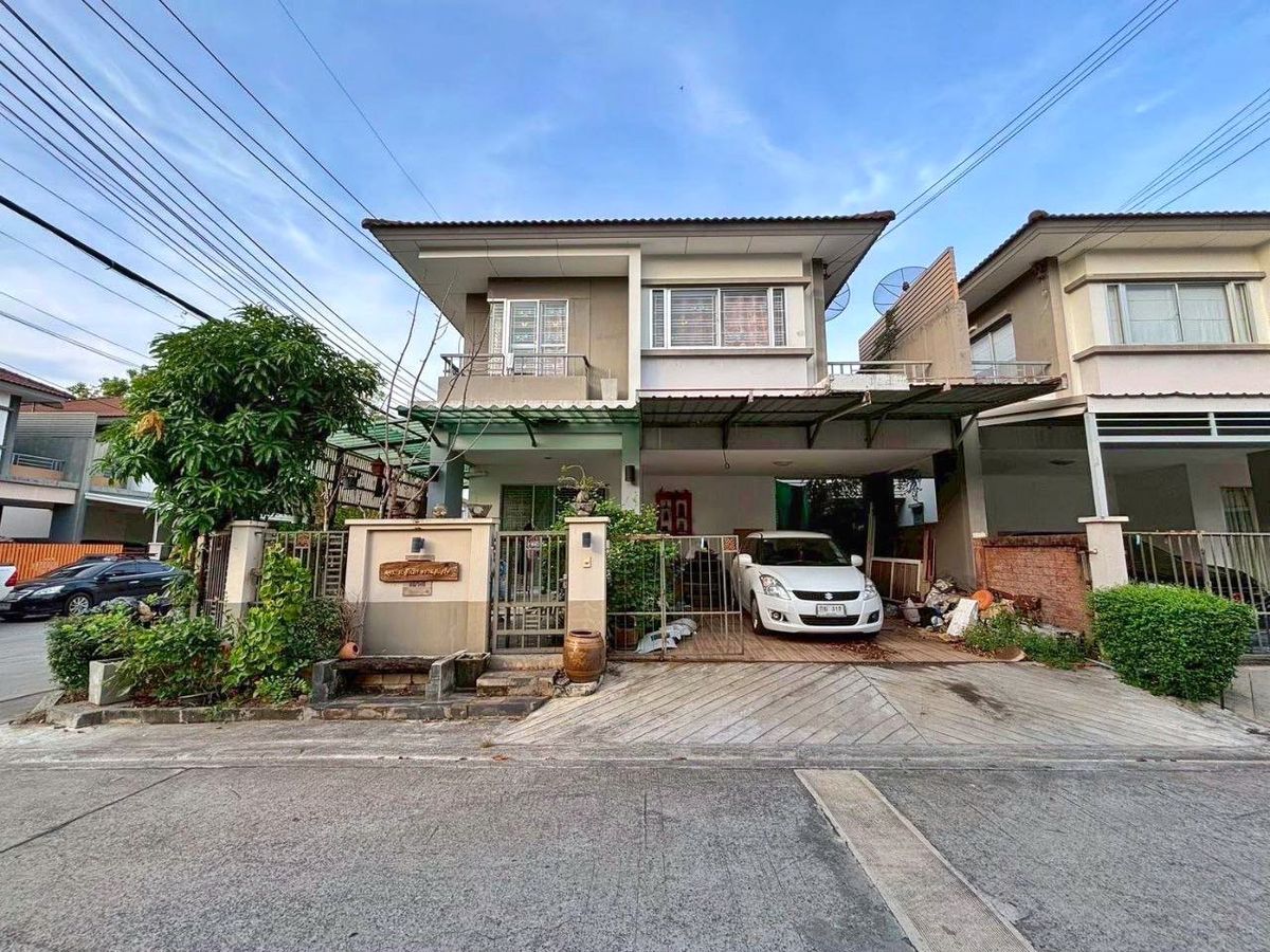 Twin house for sale behind the corner of the Aotol Bali Beach Onnut-Lat Krabang Add carp pond