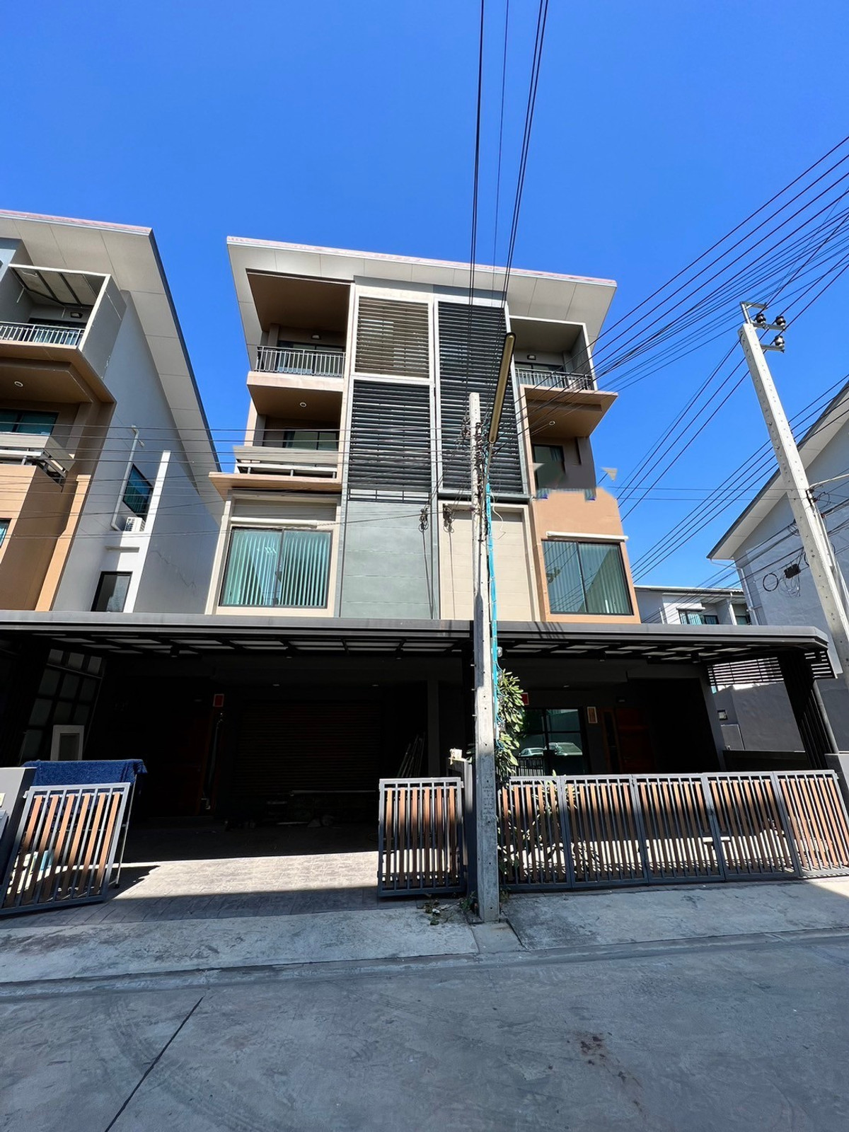 2 Unit townhome, suitable for office use, located on Ratchaphruek Road. 6 bedrooms, 6 bathrooms. 2 Unit townhome, suitable for office use, located on Ratchaphruek Road. 6 bedrooms, 6 bathrooms.