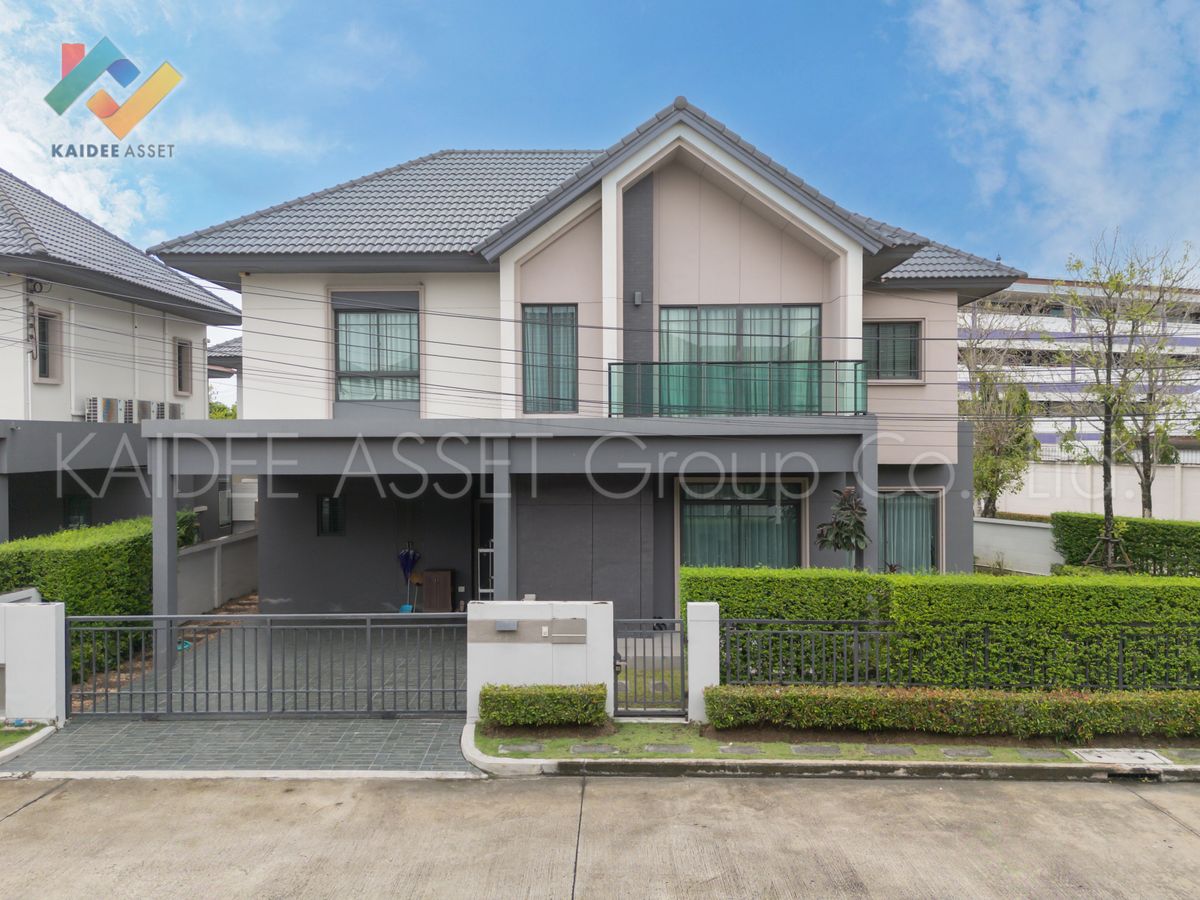 Complete decorative house, ready to be on the Ratchaphruek Road behind the corner.