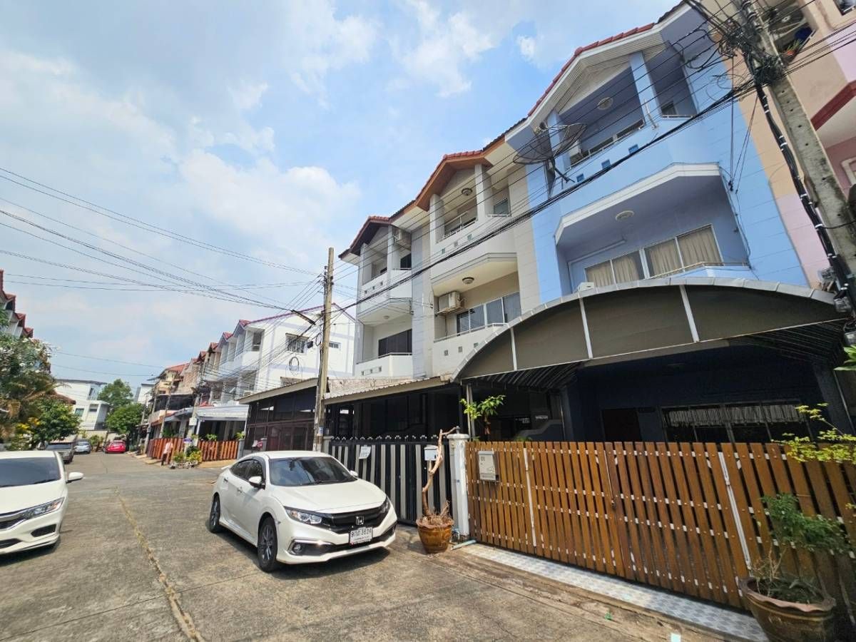 ขายบ้านทาวน์เฮาส์ 3 ชั้น หมู่บ้านปริฉัตร ซ.โยธินพัฒนา 3 ใกล้ CDCเลียบทางด่วน เข้าออกได้หลายทาง
