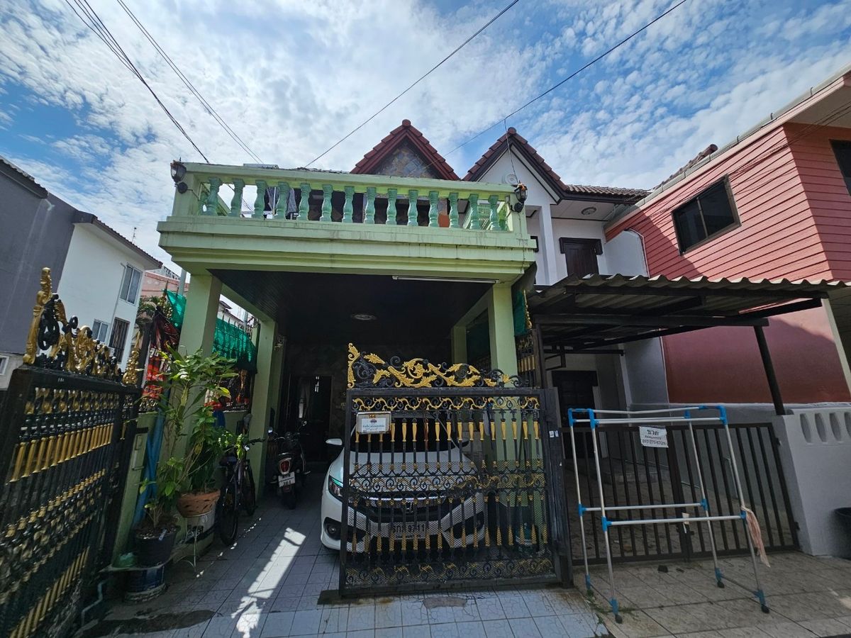 2 -story townhouse for sale 16 sq.w. Soi Ram Inthra 46, Intersection 11 Valentines Village, only 1,550,000 2 -story townhouse for sale 16 sq.w. Soi Ram Inthra 46, Intersection 11 Valentines Village, only 1,550,000