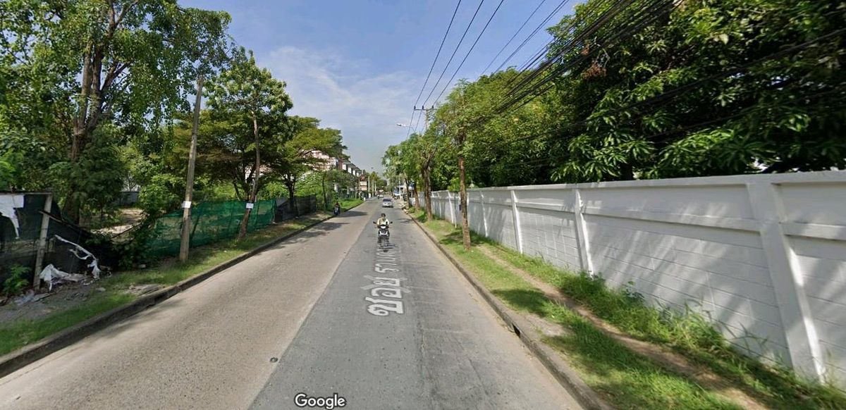 Ramkhamhaeng 21 land for sale, Nawasri, beautiful plot, good location, the cheapest price in this zone, beautiful road Is improving the whole line The future will definitely rise.