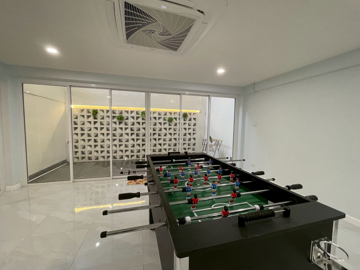 Stunning 3-Bed/4-Bath Renovated Townhouse near BTS Udom Suk/BITEC | 4 Parking Spaces – รูปที่ 4