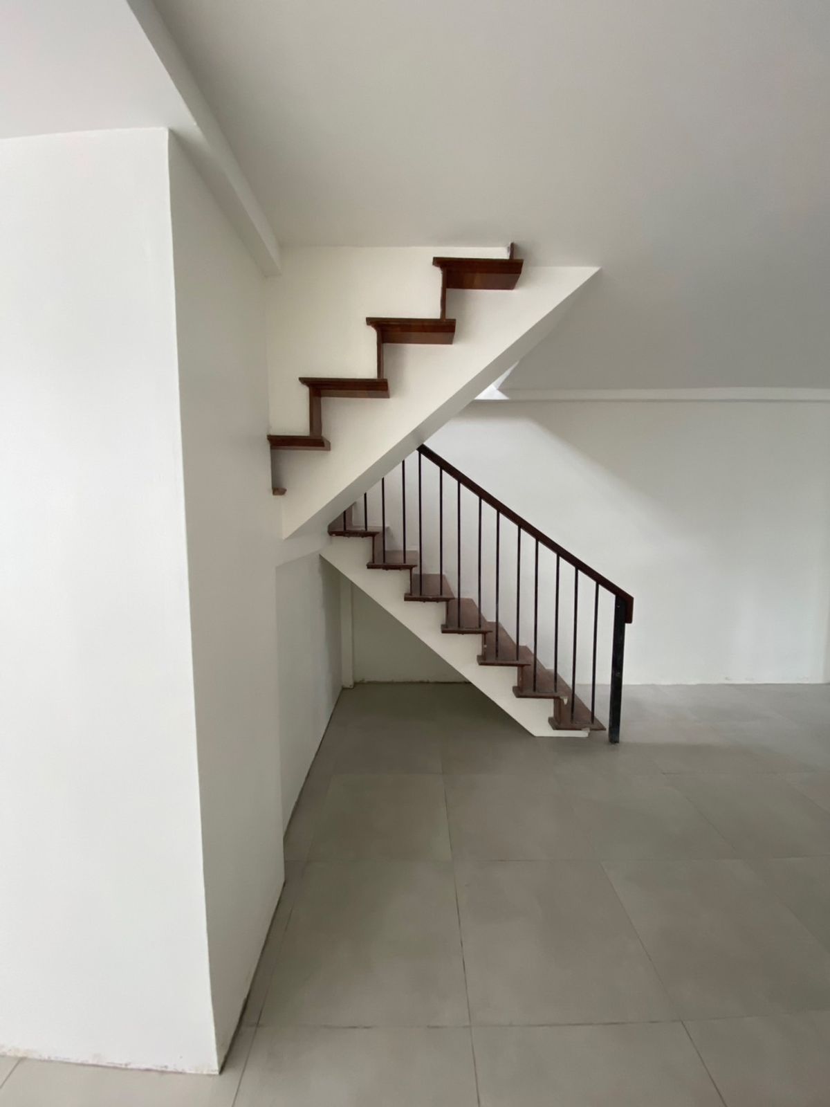 [Rare Corner House] ปล่อยเช่าบ้านเดี่ยวหลังมุม "THE WHITE SPACE" พระราม 9 ซอย 49 ดีไซน์กระจกสูงโปร่งรับแสงธรรมชาติ สนามหญ้ากว้างพร้อมต้นไม้ใหญ่ร่มรื่น หายากที่สุดในทำเล ใกล้ Emmie's Cafe & The Nine – รูปที่ 4