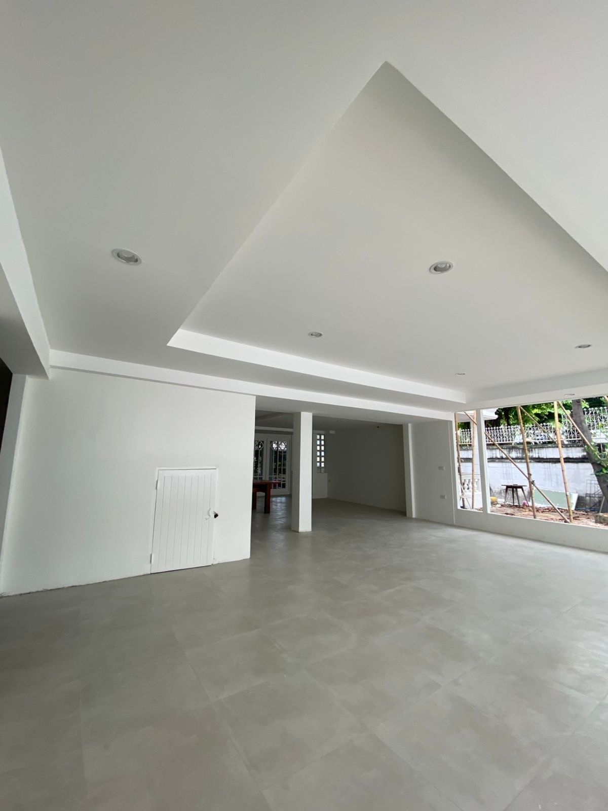 [Rare Corner House] ปล่อยเช่าบ้านเดี่ยวหลังมุม "THE WHITE SPACE" พระราม 9 ซอย 49 ดีไซน์กระจกสูงโปร่งรับแสงธรรมชาติ สนามหญ้ากว้างพร้อมต้นไม้ใหญ่ร่มรื่น หายากที่สุดในทำเล ใกล้ Emmie's Cafe & The Nine – รูปที่ 3