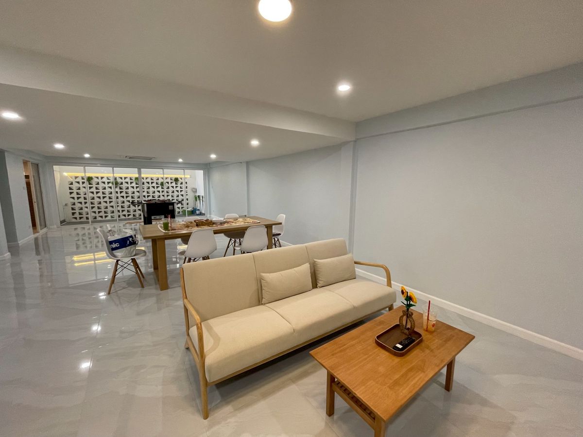 Stunning 3-Bed/4-Bath Renovated Townhouse near BTS Udom Suk/BITEC | 4 Parking Spaces