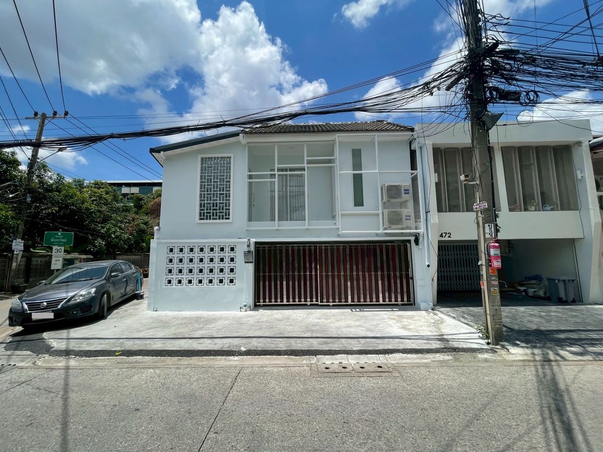Stunning 3-Bed/4-Bath Renovated Townhouse near BTS Udom Suk/BITEC | 4 Parking Spaces – รูปที่ 2