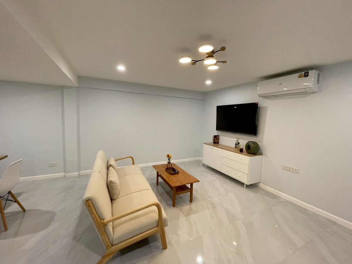 Stunning 3-Bed/4-Bath Renovated Townhouse near BTS Udom Suk/BITEC | 4 Parking Spaces – รูปที่ 3