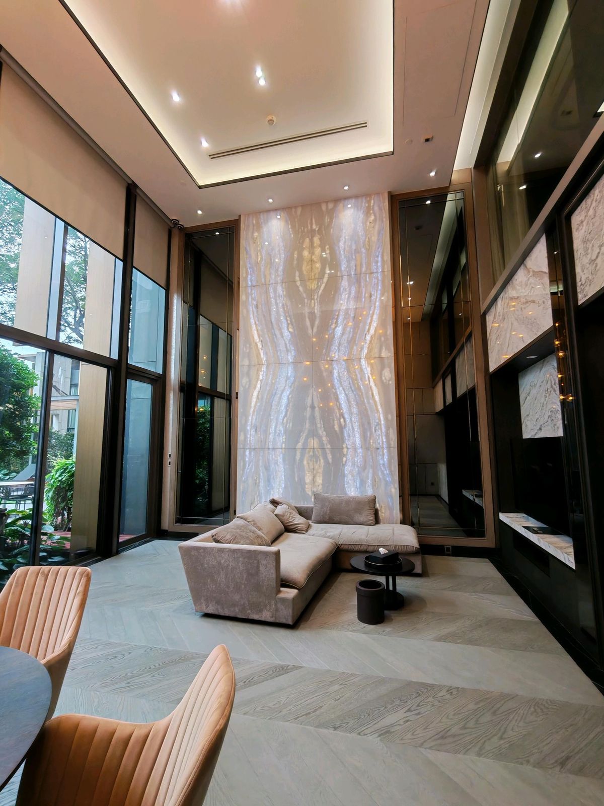 Rent a luxury room. The Lumpini 24 Duplex is private. Rent a luxury room. The Lumpini 24 Duplex is private.