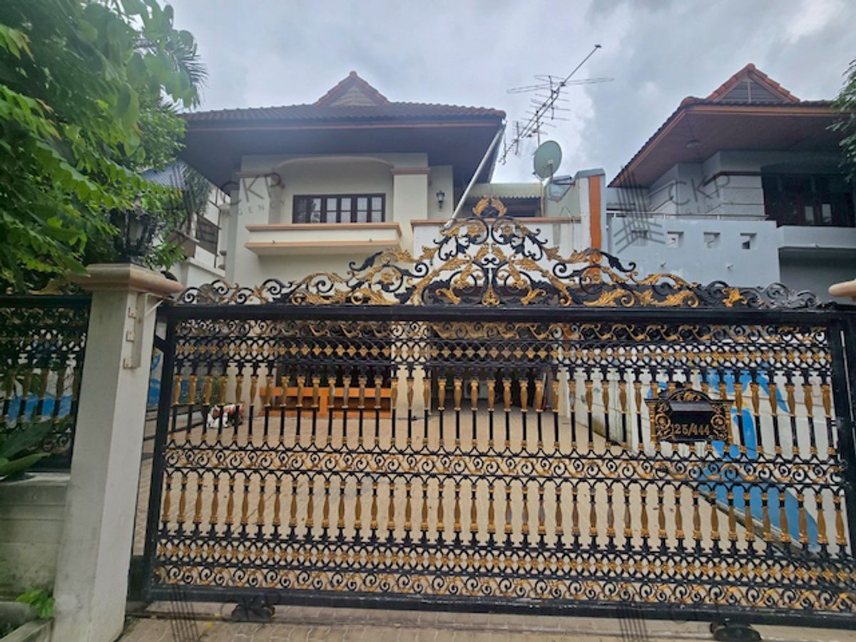 Single house, Baan Makmai, Ram Intra 103/3, spacious area, self-built, strong structure, very cheap price in this area, on Ram Intra Road, near the expressway extension, near the MRT Pink Line.