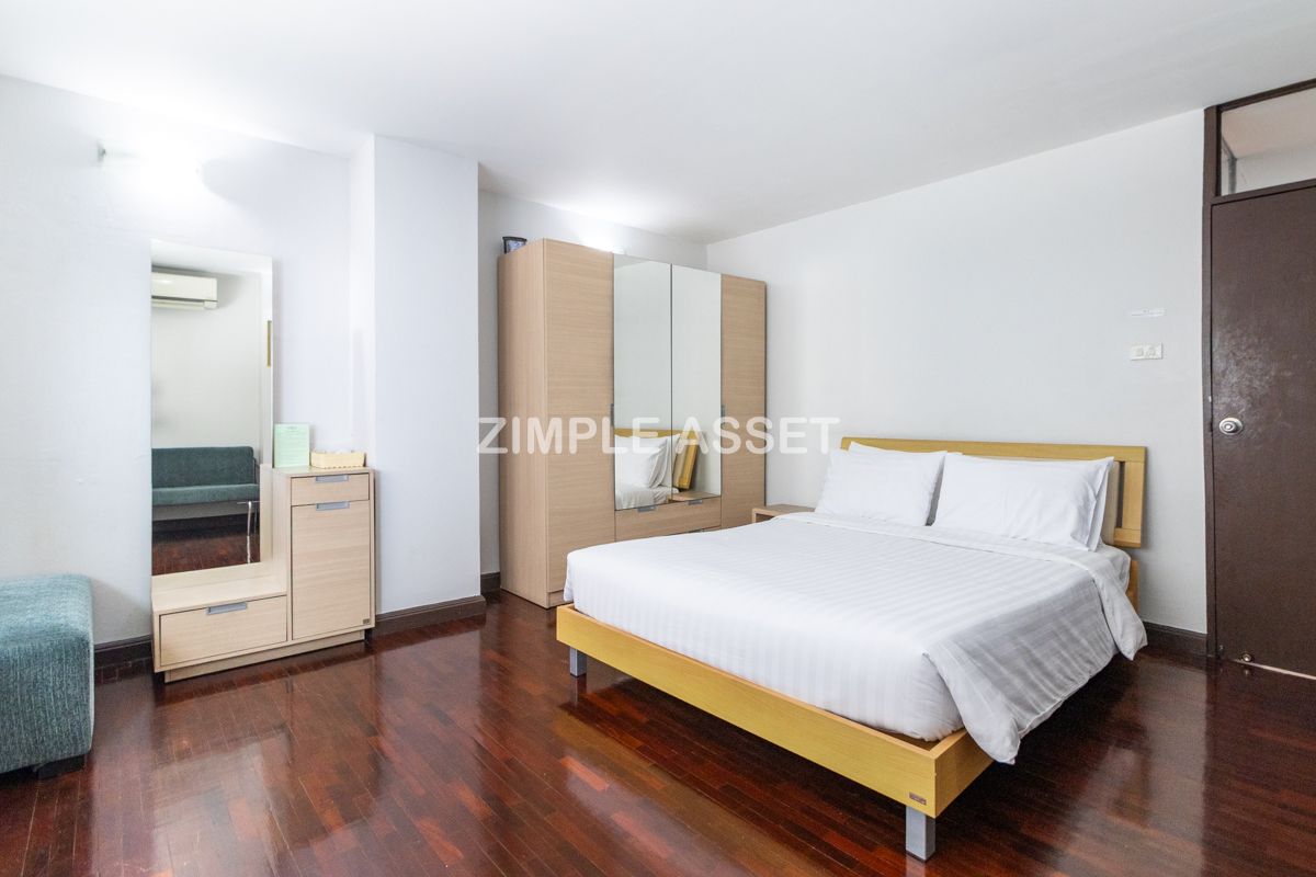 Line ID: @zimple_asset Monthly Apartment on Sala Daeng Road. A quiet, private, and secure apartment located in a convenient area. Fully furnished with essential appliances. Short-term rentals are available. *Pet-friendly.