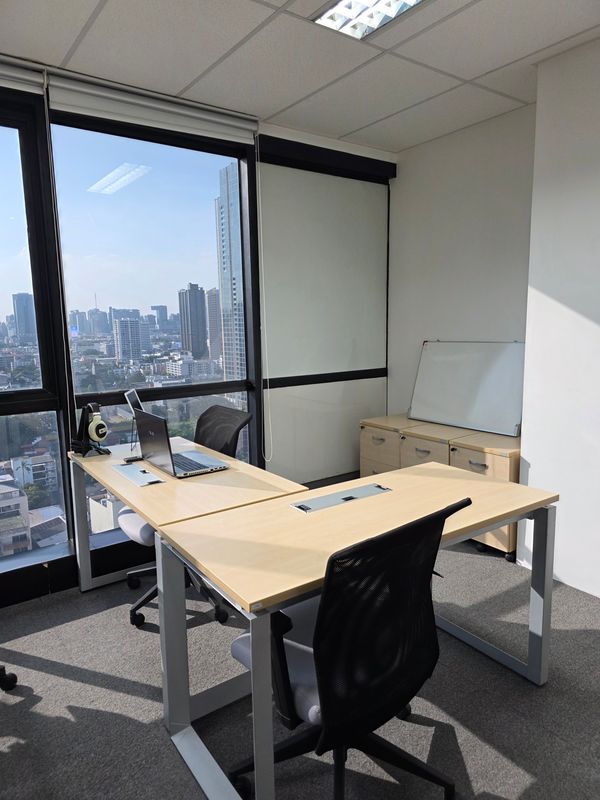 Meticulus Office 19 sq m. on Ekkamai - beautiful view. Just take 💻 that's enough.
