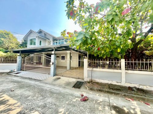 ขายบ้านเดี่ยว 2 ชั้น หมู่บ้านเศรณี ซ.วัดเวฬุวนาราม 18  หลังมุม เนื้อที่ 98.5 ตารางวา 3 ห้องนอน ถนนสรงประภา แขวงทุ่งสองห้อง เขตดอนเมือง จังหวัดกรุงเทพมหานคร