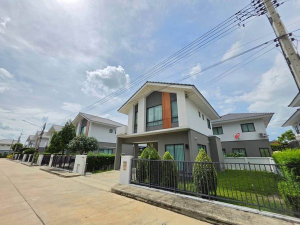 3bedroom house on Bangkok-Pathum Thani Road, near the city center and Rangsit. Pets allowed.