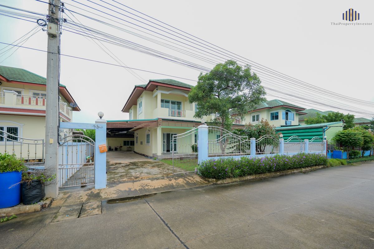 Live comfortably or run your business — This house does it all! For sale: a spacious 2-storey detached house on Ban Phaeo–Phra Prathon Road (Highway 375), Samut Sakhon. With 174.4 sq.wah of land and 260 sq.m. of usable space, this home features 4 bedrooms Live comfortably or run your business — This house does it all! For sale: a spacious 2-storey detached house on Ban Phaeo–Phra Prathon Road (Highway 375), Samut Sakhon. With 174.4 sq.wah of land and 260 sq.m. of usable space, this home features 4 bedrooms