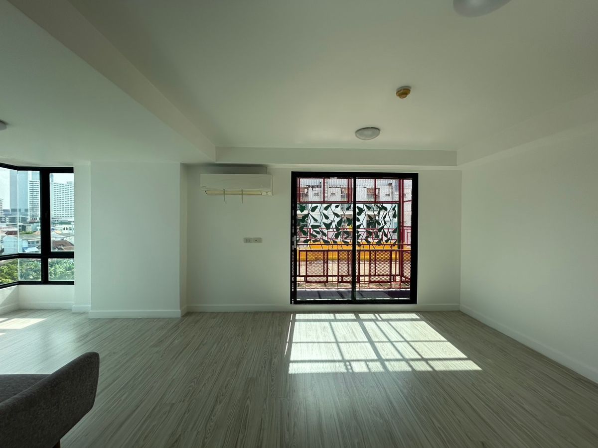 🔥 Urgent sale! Duplex L Style Condo corner room | 2 bedrooms, 3 bathrooms, size 99 sq.m., near MRT Huai Khwang 🔥 Urgent sale! Duplex L Style Condo corner room | 2 bedrooms, 3 bathrooms, size 99 sq.m., near MRT Huai Khwang