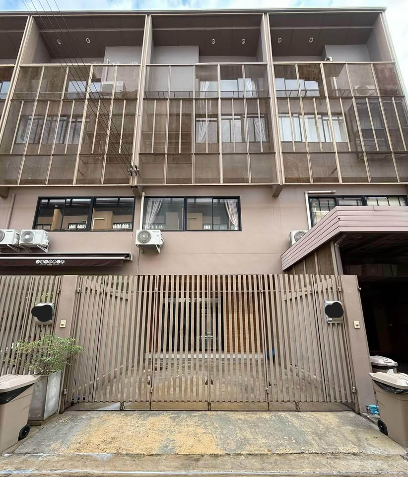 townhome 3.5story with 3bedroom close to Nichada Thani. Never been rented out. Pets allowed. 