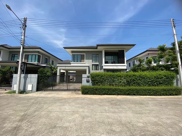 house near Don Mueang Airport and Rangsit University. Fully furnished. 3 bedrooms, 3 bathrooms. 