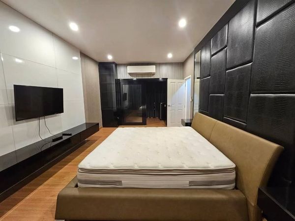 Townhome close to the expressway, 3 bedrooms, 3 bathrooms, fully furnished. In the heart of the golden city, next to the BTS. 