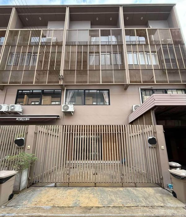 townhome 3.5story with 3bedroom close to Nichada Thani. Never been rented out. Pets allowed. 