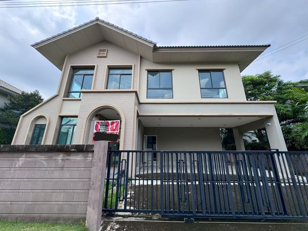 Detached house, 15 minutes to the airport. Brand new, never been lived in. 50,000 baht. Furniture included.