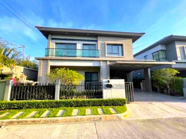 4-bedroom house on Bang Sri Muang Road. Fully furnished. Never been rented out. Only 67 houses in the village. 