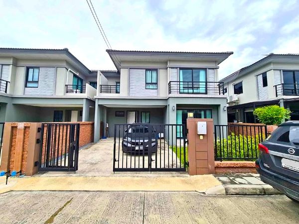 4bedroom house with a ground floor bedroom, fully furnished, located on Bangkok-Pathum Thani Road. Ready to move in.