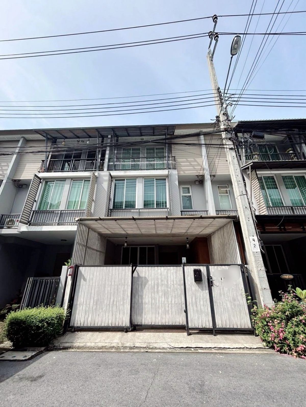Selling Areeya Daily, 3-story townhome, Built-in. Very beautiful. Selling Areeya Daily, 3-story townhome, Built-in. Very beautiful.