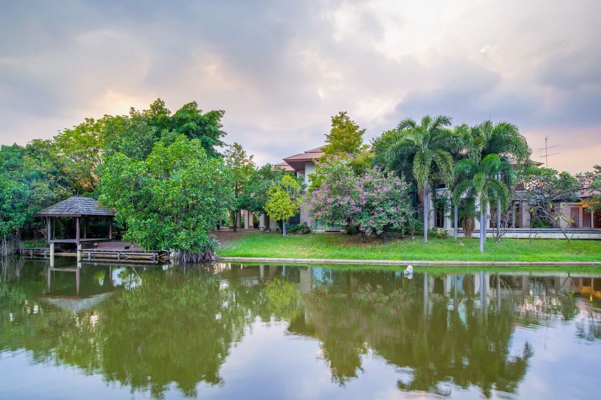 Luxurious detached house for sale with a swimming pool near the Lake in the village at Chale Mahachai Samut Sakhon 26.8 million baht.