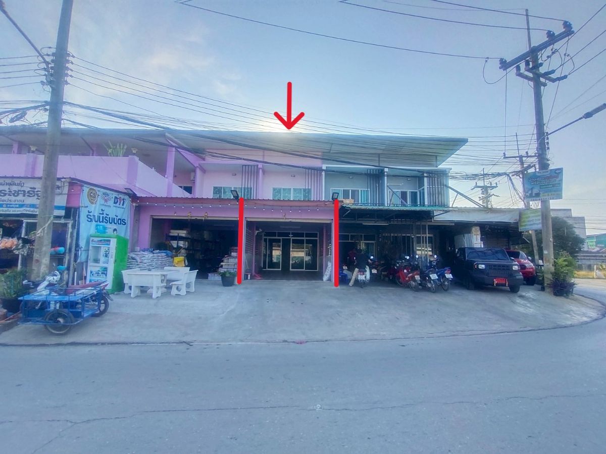 ขาย อาคารพาณิชย์ 2 ชั้น ทำเลการค้า อยู่หน้าหมู่บ้าน หลายโครงการ พื้นที่ 30 ตารางวา มีที่จอดรถ หน้าร้าน