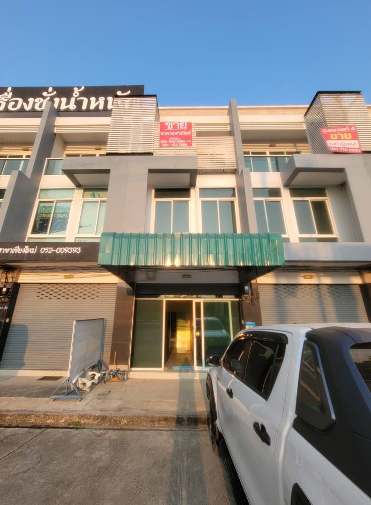 Bizpoint 4 Bizpoint Project 4, 3 -storey commercial building, ready to be on the main road near Thai Watsadu, Super Highway Road Chiang Mai-Lampang, Chiang Mai, price 3,550,000 baht