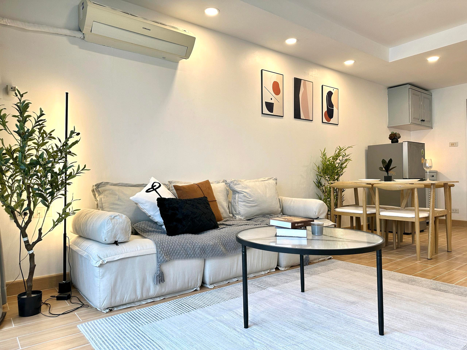 Condo for rent, Sap Kaew Tower, corner room, large room near MRT Huai Khwang 1 bedroom, corner room 3, beautiful balcony Condo for rent, Sap Kaew Tower, corner room, large room near MRT Huai Khwang 1 bedroom, corner room 3, beautiful balcony