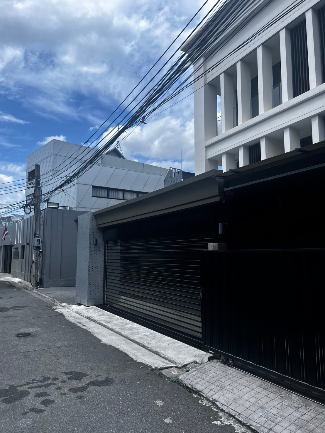 4-bedroom, 4-bathroom home currently under renovation, 100% like the pictures. Soi Sermsuk, Prachachuen Road. 