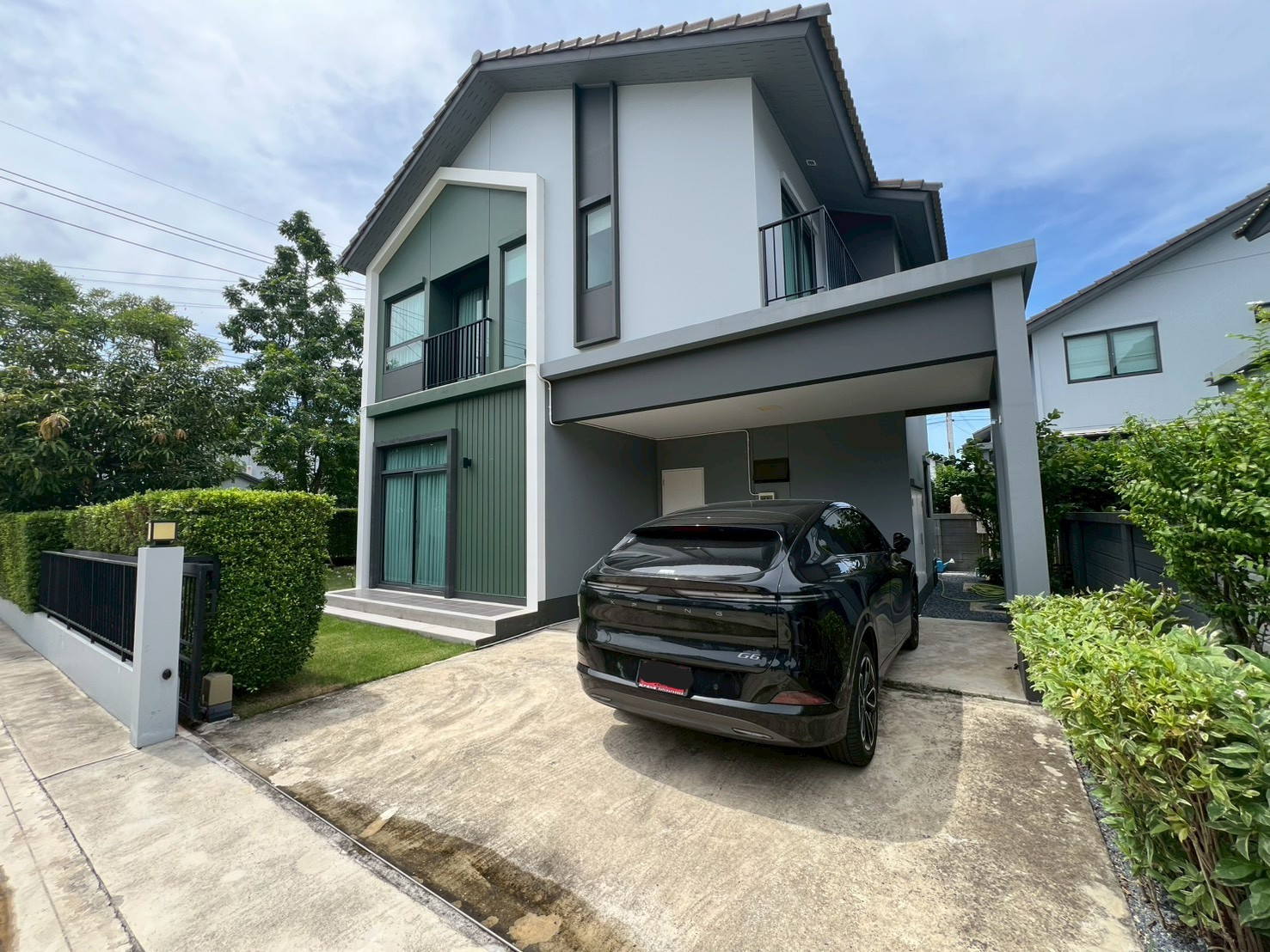 house, 4 bedrooms, 100% furnished as pictured. Located near Sarasas Sai Noi School.
