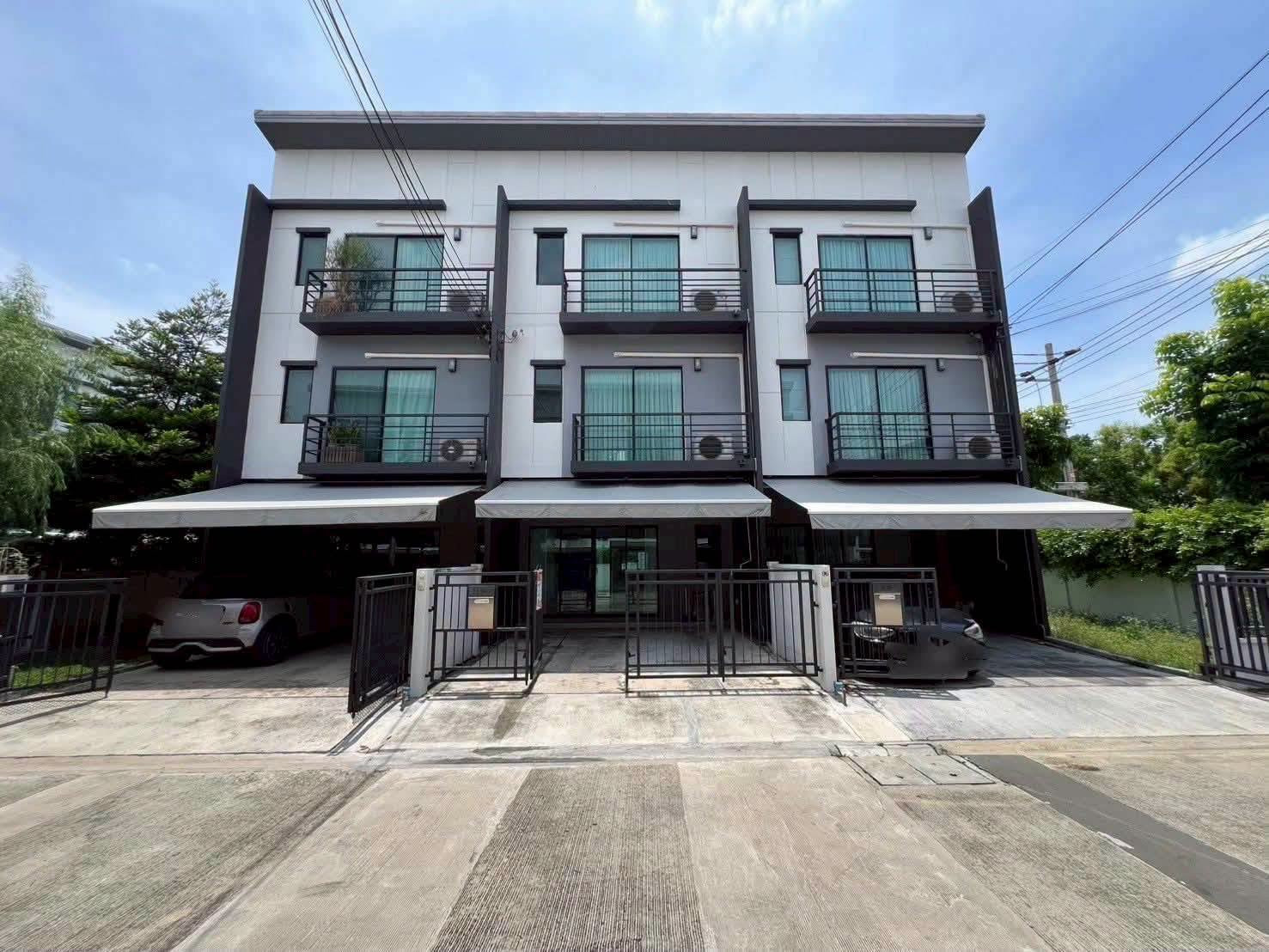 Townhome with backyard land, near MRT Purple Line, 3 stories, 3 bedrooms, accessible from 2 roads: Rattanathibet and Ratchaphruek. Townhome with backyard land, near MRT Purple Line, 3 stories, 3 bedrooms, accessible from 2 roads: Rattanathibet and Ratchaphruek.