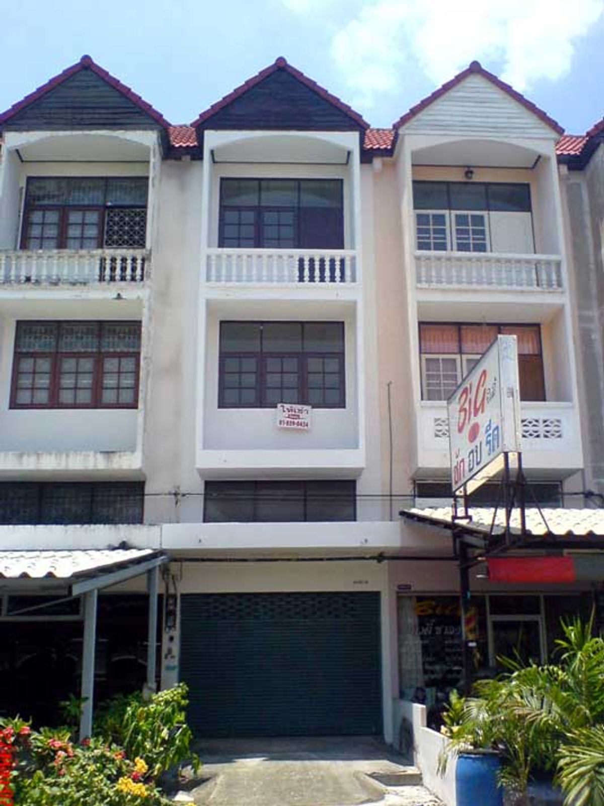Three -story commercial buildings+golden mezzanine behind the hospital. 3 Stories Shophouse with mezzanine behind bhumibol adbyadej Hospital. Three -story commercial buildings+golden mezzanine behind the hospital. 3 Stories Shophouse with mezzanine behind bhumibol adbyadej Hospital.