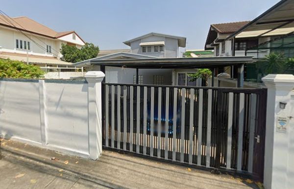 Two-story detached house near Lotus Prachachuen (Taopoon), 60 sq.wah. Pets allowed.