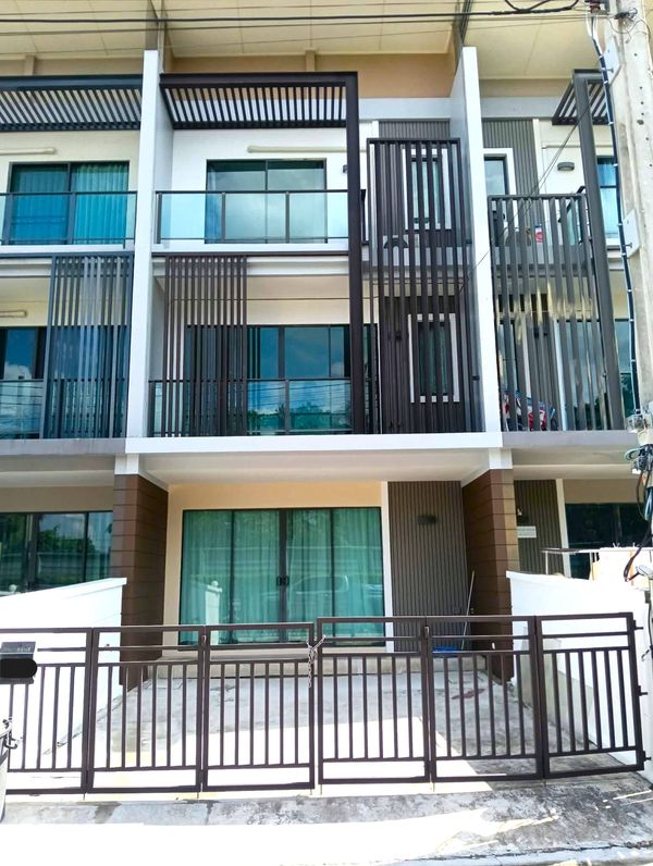 Newly renovated townhome opposite Kasemrad Rattanathibet Hospital. No houses directly opposite. 