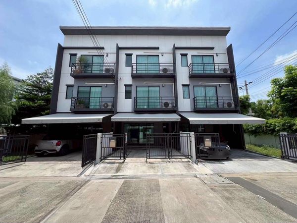 ทาวน์โฮม มีที่ดินหลังบ้าน ติด MRT สายสีม่วง 3ชั้น 3ห้องนอน เข้าออกได้ 2ถนนรัตนาธิเบศร์และราชพฤกษ์